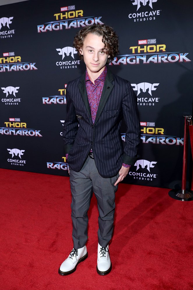 Thor: Ragnarok - Z akcií - The World Premiere of Marvel Studios' "Thor: Ragnarok" at the El Capitan Theatre on October 10, 2017 in Hollywood, California - Wyatt Oleff