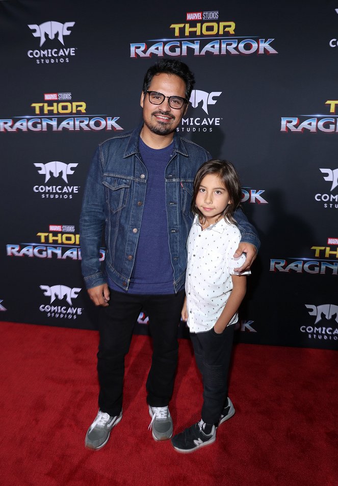 Thor: Ragnarok - Z imprez - The World Premiere of Marvel Studios' "Thor: Ragnarok" at the El Capitan Theatre on October 10, 2017 in Hollywood, California - Michael Peña, Roman Peña