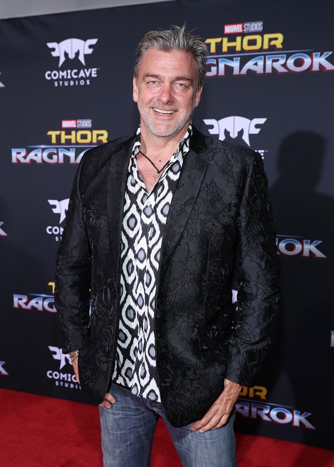 Thor: Ragnarök - Tapahtumista - The World Premiere of Marvel Studios' "Thor: Ragnarok" at the El Capitan Theatre on October 10, 2017 in Hollywood, California - Ray Stevenson