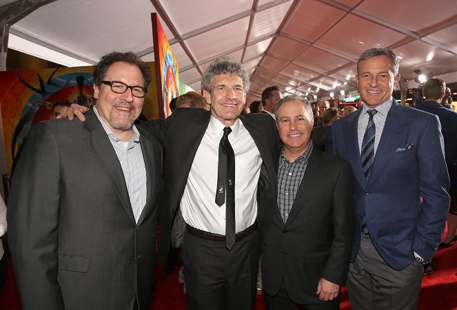 Thor: Ragnarok - Evenementen - The World Premiere of Marvel Studios' "Thor: Ragnarok" at the El Capitan Theatre on October 10, 2017 in Hollywood, California - Jon Favreau, Alan Horn, Alan Bergman, Robert A. Iger