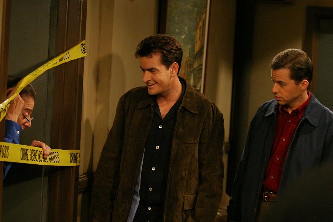 Two and a Half Men - Season 1 - I Can't Afford Hyenas - Photos - Charlie Sheen, Jon Cryer