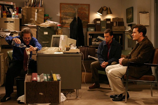 Two and a Half Men - I Can't Afford Hyenas - Photos - Richard Lewis, Jon Cryer, Charlie Sheen