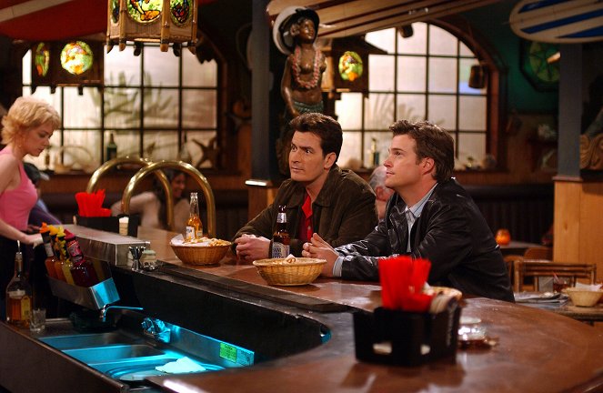 Two and a Half Men - An Old Flame with a New Wick - Photos - Charlie Sheen, Chris O'Donnell