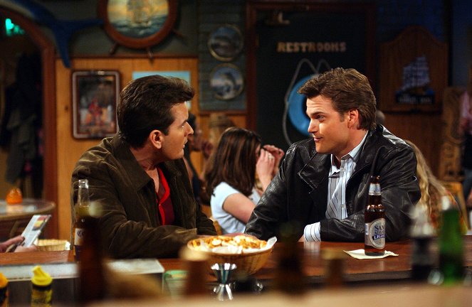 Two and a Half Men - An Old Flame with a New Wick - Photos - Charlie Sheen, Chris O'Donnell