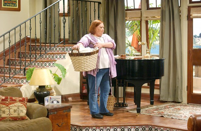 Two and a Half Men - An Old Flame with a New Wick - Photos - Conchata Ferrell