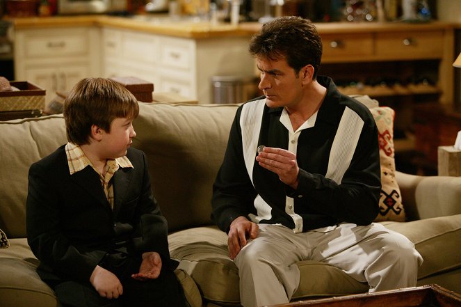 Two and a Half Men - I Remember the Coatroom, I Just Don't Remember You - Photos - Charlie Sheen, Angus T. Jones
