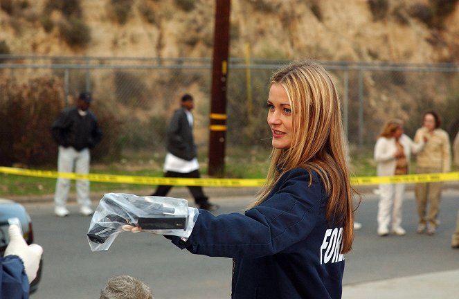 CSI: Crime Scene Investigation - Season 5 - No Humans Involved - Photos - Louise Lombard