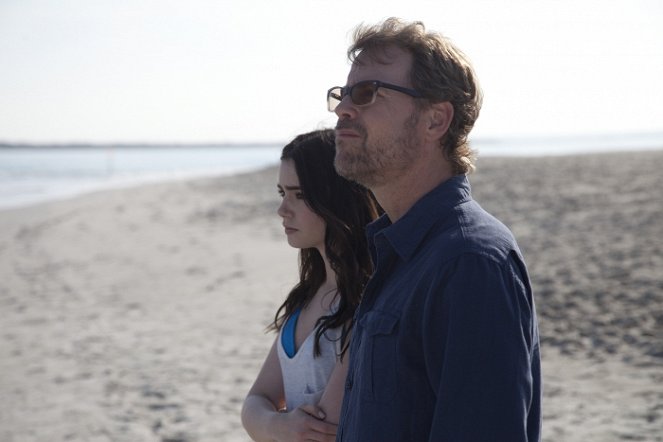 Zaseknutí v láske - Z filmu - Lily Collins, Greg Kinnear