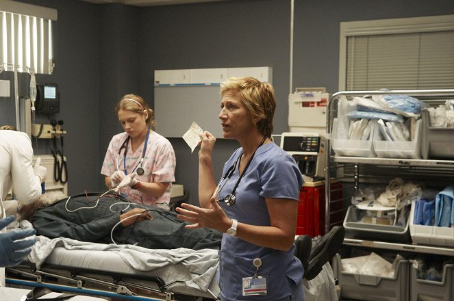 Nurse Jackie - Season 3 - Enough Rope - Photos - Merritt Wever, Edie Falco