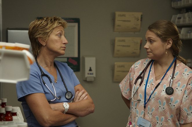 Nurse Jackie - Season 3 - Game On - Photos - Edie Falco, Merritt Wever