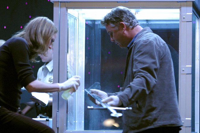 CSI: Crime Scene Investigation - Season 3 - Abra Cadaver - Photos - Marg Helgenberger, William Petersen