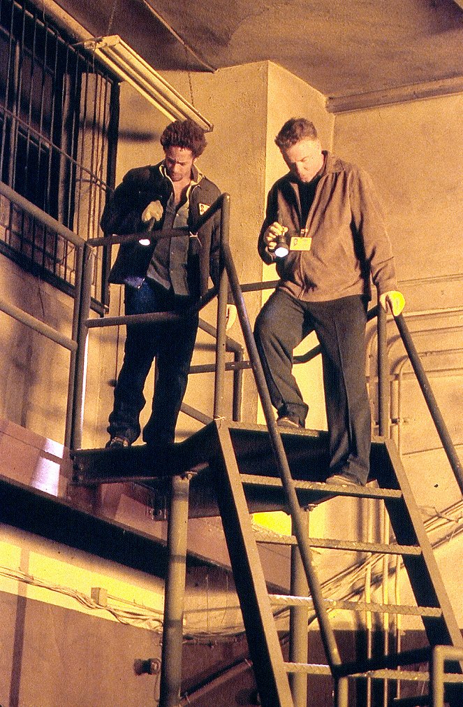 CSI: Crime Scene Investigation - Season 3 - Abra Cadaver - Photos - Gary Dourdan, William Petersen