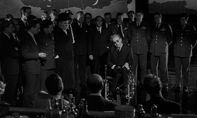 Dr. Strangelove or: How I Learned to Stop Worrying and Love the Bomb - Van film - Peter Bull, Peter Sellers