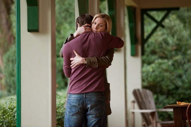 V - Season 1 - Filmfotók - Elizabeth Mitchell