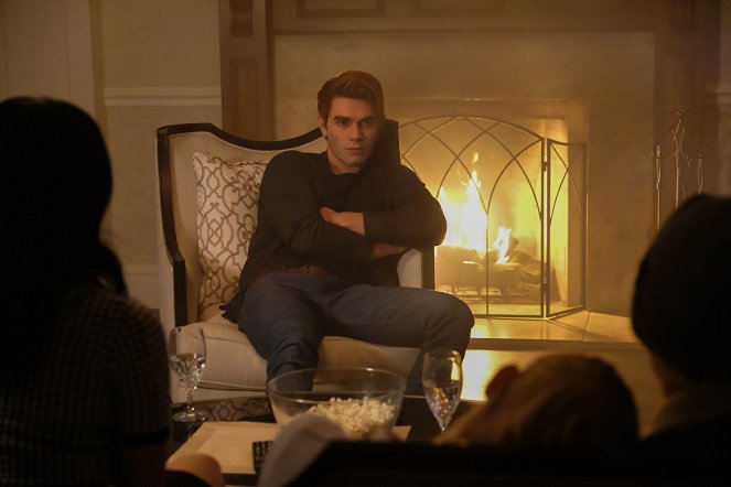 Riverdale - Chapter Sixteen: The Watcher in the Woods - Photos - K.J. Apa