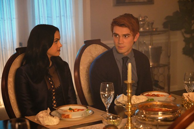 Riverdale - Rozdział szesnasty: Kto czyha w lesie? - Z filmu - Camila Mendes, K.J. Apa