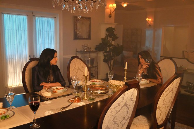 Riverdale - Chapter Sixteen: The Watcher in the Woods - Photos - Camila Mendes, Marisol Nichols