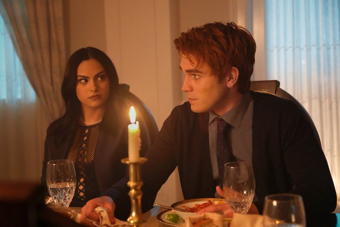 Riverdale - Chapter Sixteen: The Watcher in the Woods - Photos - Camila Mendes, K.J. Apa
