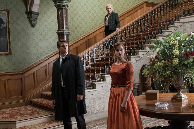 Agatha Christie: Hniezdo supov - Z filmu - Max Irons, Glenn Close, Stefanie Martini