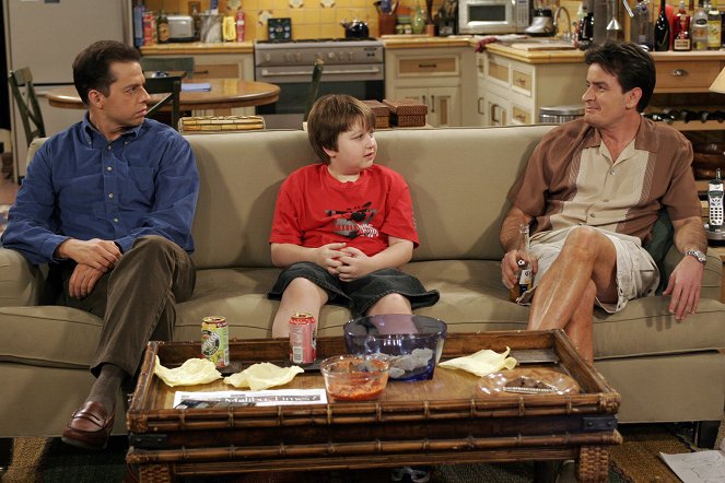 Two and a Half Men - It Was Mame, Mom - Photos - Jon Cryer, Angus T. Jones, Charlie Sheen