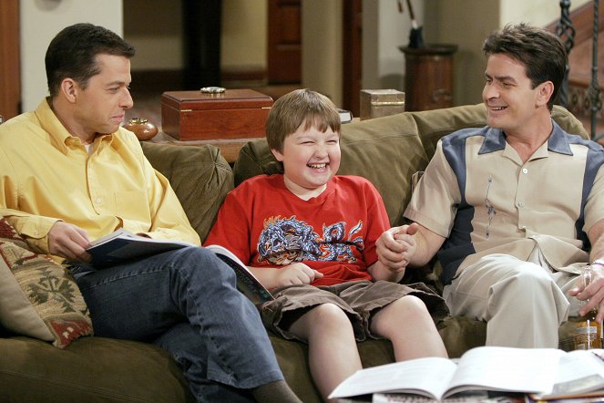 Two and a Half Men - Those Big Pink Things with Coconut - Photos - Jon Cryer, Angus T. Jones, Charlie Sheen