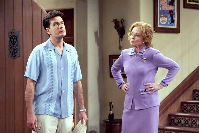 Two and a Half Men - Those Big Pink Things with Coconut - Photos - Charlie Sheen, Holland Taylor