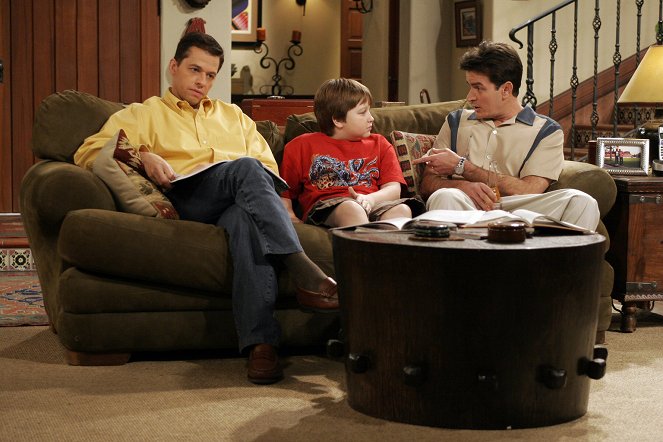 Two and a Half Men - Those Big Pink Things with Coconut - Van film - Jon Cryer, Angus T. Jones, Charlie Sheen