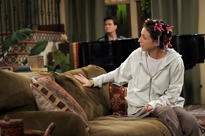 Two and a Half Men - Zejdz zmoich wlosow (Get Off My Hair) - Photos - Charlie Sheen, Marin Hinkle