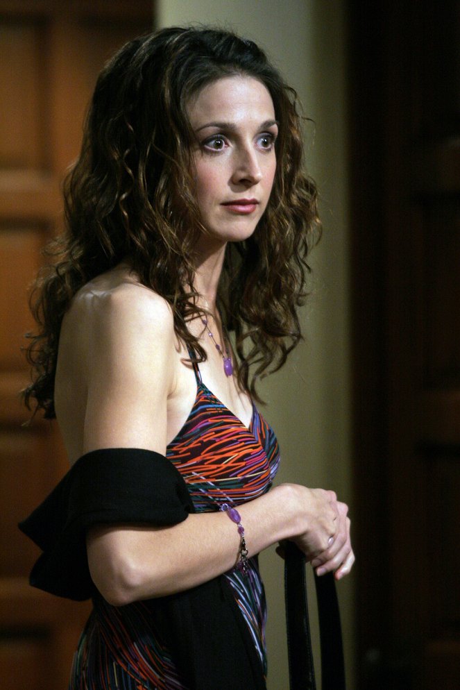 Two and a Half Men - Zejdz zmoich wlosow (Get Off My Hair) - Photos - Marin Hinkle