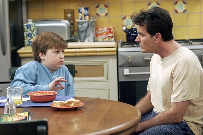 Two and a Half Men - The Salmon Under My Sweater - Photos - Angus T. Jones, Charlie Sheen