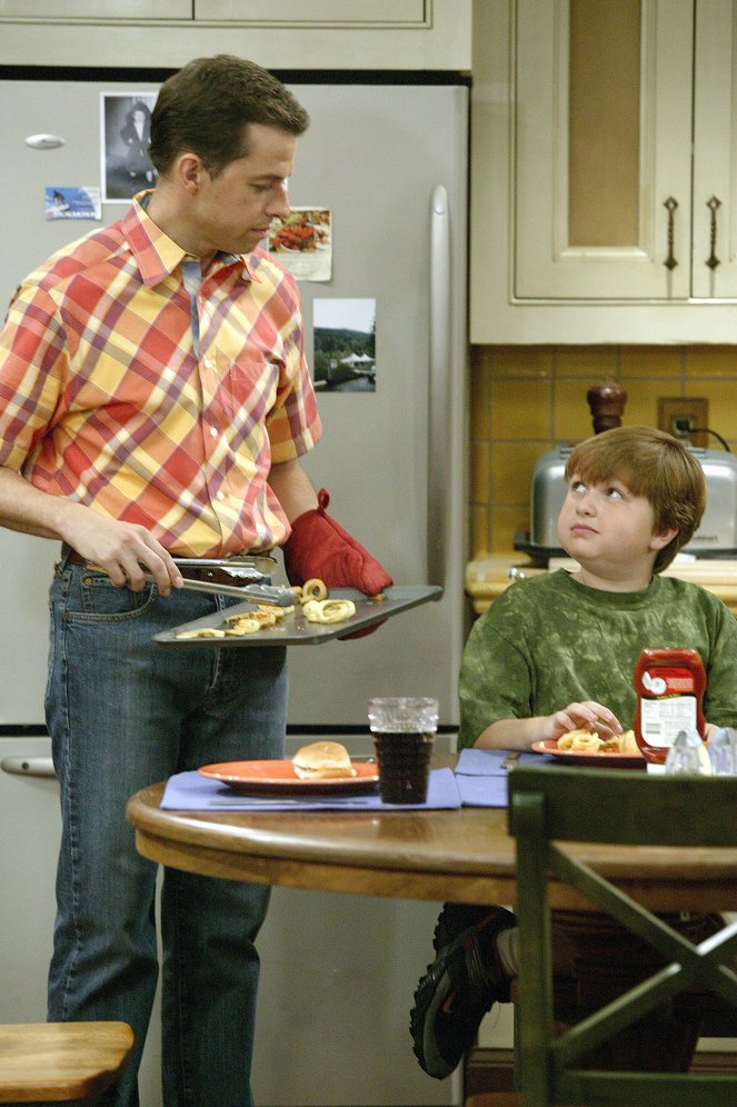 Two and a Half Men - Bad News from the Clinic - Photos - Jon Cryer, Angus T. Jones