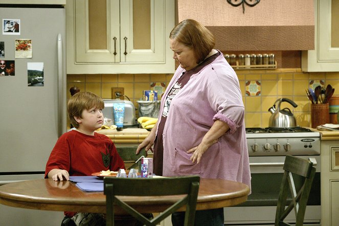Two and a Half Men - Season 2 - Bad News from the Clinic - Photos - Angus T. Jones, Conchata Ferrell