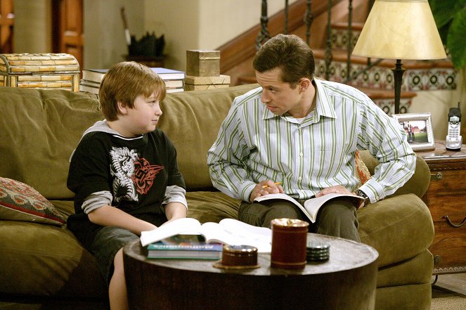 Two and a Half Men - Bad News from the Clinic - Photos - Angus T. Jones, Jon Cryer