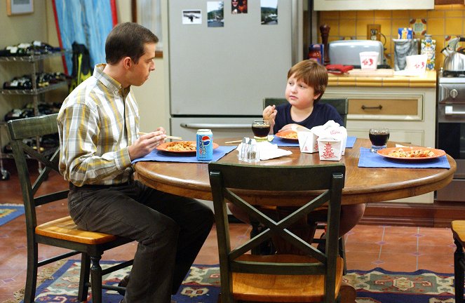 Two and a Half Men - A Bag Full of Jawea - Photos - Jon Cryer, Angus T. Jones