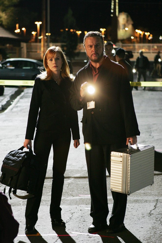 CSI: Crime Scene Investigation - Season 5 - Grave Danger: Part 1 - Photos - Marg Helgenberger, William Petersen