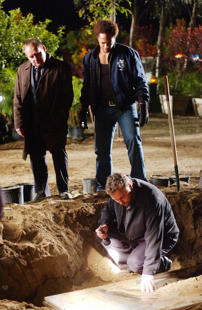 CSI: Crime Scene Investigation - Season 5 - Grave Danger: Part 2 - Photos - Paul Guilfoyle, Gary Dourdan, William Petersen