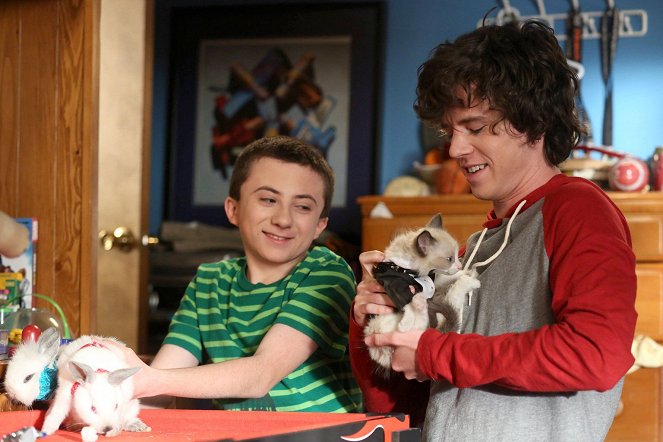 The Middle - From Orson with Love - De la película - Atticus Shaffer, Charlie McDermott