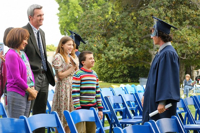Taká obyčajná rodinka - The Graduation - Z filmu - Patricia Heaton, Neil Flynn, Eden Sher, Atticus Shaffer, Charlie McDermott