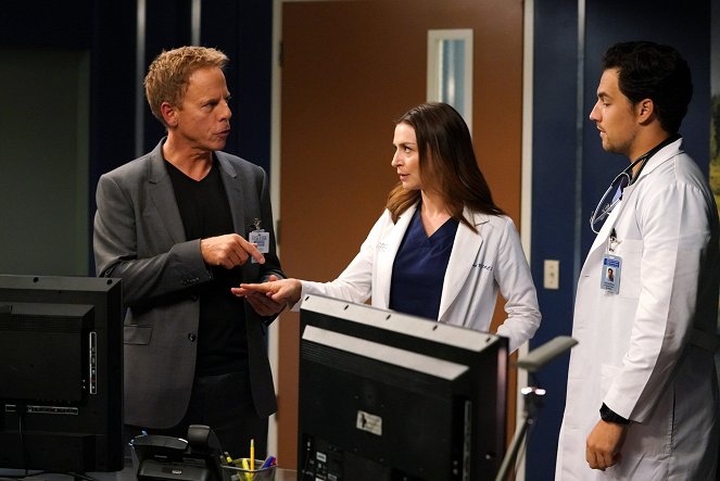 Grey's Anatomy - Season 14 - Go Big or Go Home - Photos - Greg Germann, Caterina Scorsone, Giacomo Gianniotti