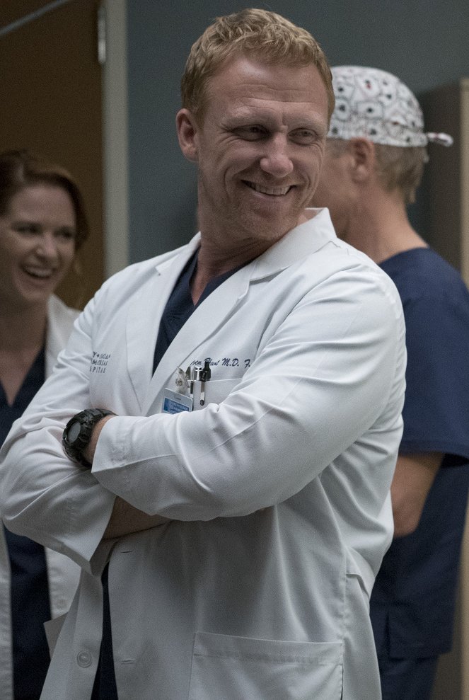 Grey's Anatomy - Season 14 - Ain't That a Kick in the Head - Photos - Kevin McKidd