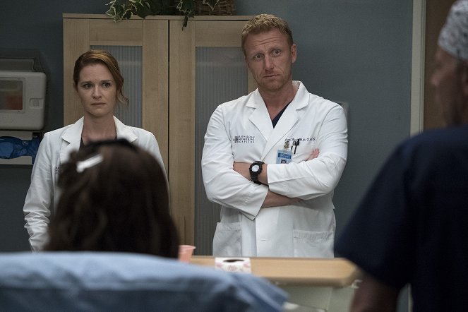 Grey's Anatomy - Season 14 - Ain't That a Kick in the Head - Photos - Sarah Drew, Kevin McKidd