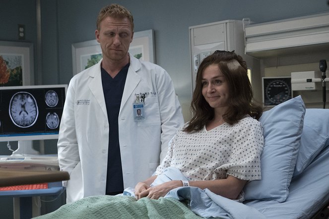 Grey's Anatomy - Season 14 - Ain't That a Kick in the Head - Photos - Kevin McKidd, Caterina Scorsone