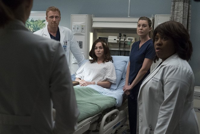 Grey's Anatomy - Ain't That a Kick in the Head - Photos - Kevin McKidd, Caterina Scorsone, Ellen Pompeo, Chandra Wilson