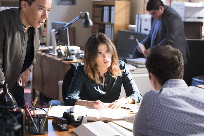 How to Get Away with Murder - Season 4 - It's for the Greater Good - Photos - Conrad Ricamora, Karla Souza
