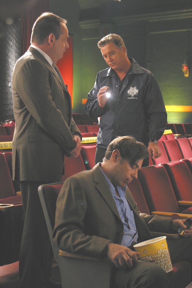 CSI: Crime Scene Investigation - Season 3 - A Night at the Movies - Photos - Paul Guilfoyle, William Petersen