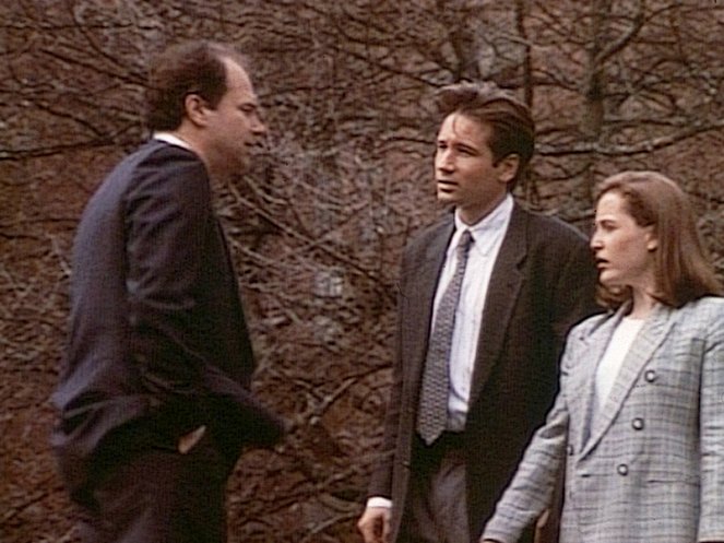 The X-Files - Season 1 - Pilot - Photos - Malcolm Stewart, David Duchovny, Gillian Anderson