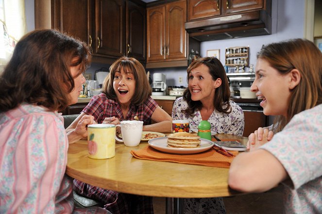 The Middle - Thanksgiving III - Van film - Patricia Heaton, Molly Shannon, Eden Sher