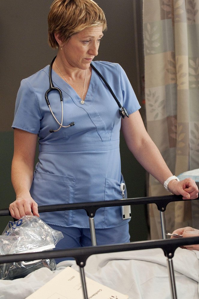 Nurse Jackie - L'Espoir porte un costume de plumes - Film - Edie Falco