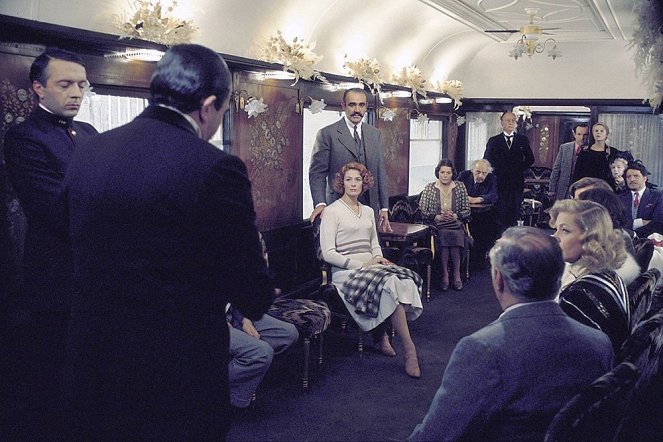 Gyilkosság az Orient expresszen - Filmfotók - Jean-Pierre Cassel, Vanessa Redgrave, Sean Connery, Ingrid Bergman, George Coulouris, John Gielgud, Lauren Bacall, Colin Blakely, Rachel Roberts, Wendy Hiller, Denis Quilley