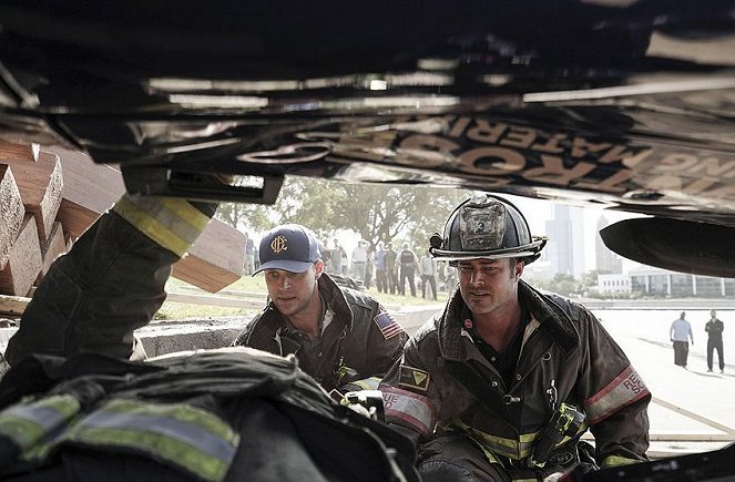 Chicago Fire - Season 6 - Spuštění kontaktem - Z filmu - Jesse Spencer, Taylor Kinney